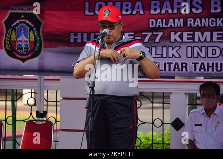 Santoso (sindaco della città di Blitar) nella cerimonia di apertura del concorso di marcia per celebrare la giornata dell'indipendenza indonesiana Foto Stock