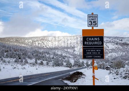 Segnaletica che informa gli automobilisti che sono necessarie catene da neve. State Route 139 a Lassen County California, Stati Uniti. Foto Stock