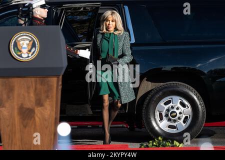 Washington, Stati Uniti. 01st Dec, 2022. Brigitte Macron uscita di un veicolo alla cerimonia di arrivo sul prato Sud della Casa Bianca per il Presidente della Francia. Credit: SOPA Images Limited/Alamy Live News Foto Stock