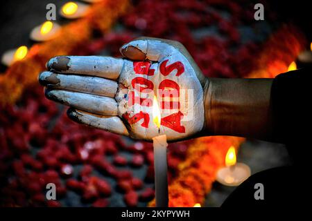 Kolkata, India. 01st Dec, 2022. Un attivista le dipinge il palmo con il messaggio Stop AIDS durante una campagna di sensibilizzazione organizzata per osservare la Giornata Mondiale contro l'AIDS. La Giornata Mondiale contro l'AIDS si celebra ogni anno il 1st dicembre per sensibilizzare e sostenere coloro che vivono con l'HIV/AIDS. Credit: SOPA Images Limited/Alamy Live News Foto Stock