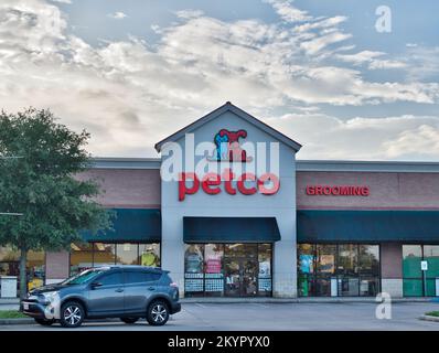 Houston, Texas USA 11-11-2022: Petco Animal Supplies store a Houston, Texas. Uno dei più grandi negozi di articoli per animali negli Stati Uniti, fondato nel 1965. Foto Stock