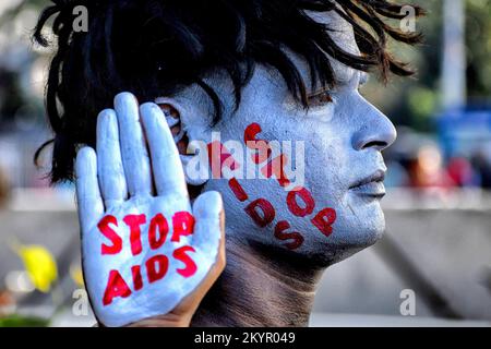 Kolkata, India. 01st Dec, 2022. Un attivista dipinge la sua palma con il messaggio Stop AIDS durante una campagna di sensibilizzazione organizzata per osservare la Giornata Mondiale contro l'AIDS. La Giornata Mondiale contro l'AIDS si celebra ogni anno il 1st dicembre per sensibilizzare e sostenere coloro che vivono con l'HIV/AIDS. (Foto di Avishek Das/SOPA Images/Sipa USA) Credit: Sipa USA/Alamy Live News Foto Stock