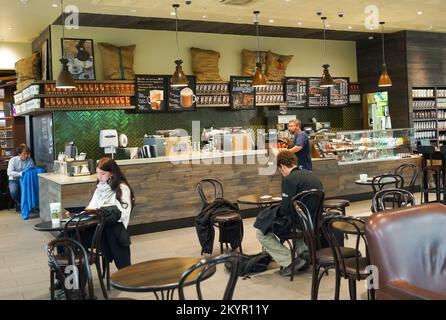 MOSCA, RUSSIA - 24 SETTEMBRE 2014: Caffè Starbucks all'interno dell'aeroporto Sheremetyevo. Starbucks Corporation è un'azienda americana globale di caffè e c Foto Stock