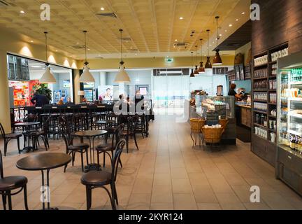 MOSCA, RUSSIA - 24 SETTEMBRE 2014: Caffè Starbucks all'interno dell'aeroporto Sheremetyevo. Starbucks Corporation è un'azienda americana globale di caffè e c Foto Stock