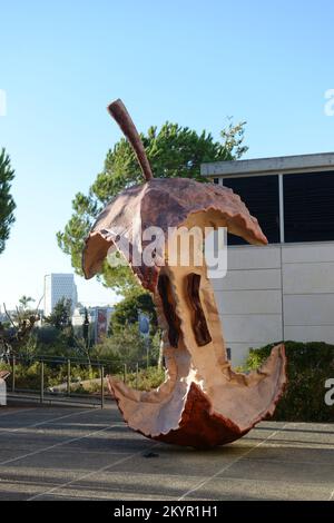 The Apple Core, una scultura di pop art realizzata nel 1992 da Claes Oldenburg e Coosje van Bruggen al museo israeliano di Gerusalemme, Israele. Foto Stock