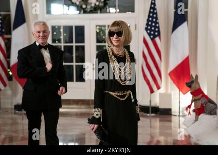 Washington, Stati Uniti d'America. 01st Dec, 2022. Anna Wintour, redattore capo a Vogue e Bazmark Luhrmann arrivano a partecipare a una cena di Stato in onore del presidente francese Emmanuel Macron e Brigitte Macron ospitati dal presidente degli Stati Uniti Joe Biden e dalla prima signora Dr. Jill Biden alla Casa Bianca di Washington, DC giovedì, 1 dicembre 2022 credito: Sarah Silbiger/Pool/Sipa USA credito: Sipa USA/Alamy Live News Foto Stock