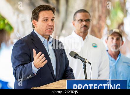 Miami, Stati Uniti. 01st Dec, 2022. Il governatore della Florida Ron DeSantis parla durante una conferenza stampa a Miami. Il governatore DeSantis ha annunciato premi per un totale di $22,7 milioni di dollari a sostegno del miglioramento della qualità dell'acqua e della protezione della baia di Biscayne. ìProtecting il nostro ambiente è stato una priorità dal primo giorno in cui mi sono insediato, î ha detto il governatore Ron DeSantis. Credit: SOPA Images Limited/Alamy Live News Foto Stock