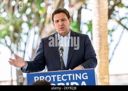 Miami, Stati Uniti. 01st Dec, 2022. Il governatore della Florida Ron DeSantis parla durante una conferenza stampa a Miami. Il governatore DeSantis ha annunciato premi per un totale di $22,7 milioni di dollari a sostegno del miglioramento della qualità dell'acqua e della protezione della baia di Biscayne. ìProtecting il nostro ambiente è stato una priorità dal primo giorno in cui mi sono insediato, î ha detto il governatore Ron DeSantis. Credit: SOPA Images Limited/Alamy Live News Foto Stock