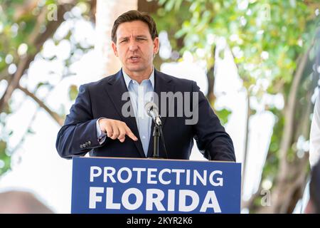 Miami, Stati Uniti. 01st Dec, 2022. Il governatore della Florida Ron DeSantis parla durante una conferenza stampa a Miami. Il governatore DeSantis ha annunciato premi per un totale di $22,7 milioni di dollari a sostegno del miglioramento della qualità dell'acqua e della protezione della baia di Biscayne. ìProtecting il nostro ambiente è stato una priorità dal primo giorno in cui mi sono insediato, î ha detto il governatore Ron DeSantis. Credit: SOPA Images Limited/Alamy Live News Foto Stock