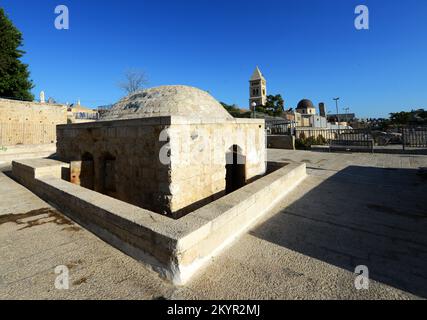 Vista del Muristan dal bazar principale sul tetto della città vecchia di Gerusalemme, Israele. Foto Stock