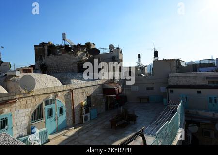 Tour a piedi sul tetto del mercato nella città vecchia di Gerusalemme, Israele. Foto Stock