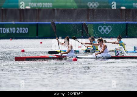 02 agosto 2021: Ana-Roxana Lehaci e Viktoria Schwarz del Team Austria corrono davanti a Liudmyla Kuklinovska e Anastasia Todorova del Team Ucraina durante i WomenÕs Kayak Double 500m Canoe Sprint Heats, Tokyo 2020 Giochi Olimpici sulla Sea Forest Waterway di Tokyo, Giappone. Daniel Lea/CSM} Foto Stock