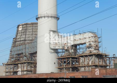 Scarico vecchio sistema di ventilazione industriale di camino e torre di raffreddamento impianto di fumo di vapore tubo. Foto Stock