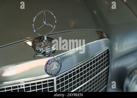 Primo piano di una griglia del radiatore Mercedes argentata e dell'emblema a stella a tre punte, al Museo Mercedes-Benz di Stoccarda, Germania. Foto Stock