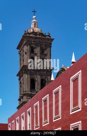Vista laterale della Catedral de Puebla, a Puebla, Messico Foto Stock
