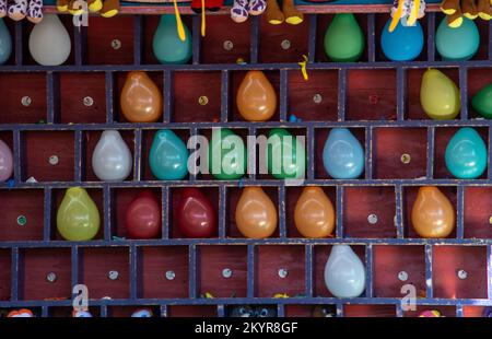 fai un giro in mongolfiera con una freccetta e vinci un premio in questo gioco di carnevale Foto Stock