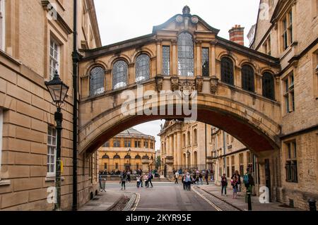 L'Hertford Bridge, comunemente noto come il Ponte dei Sospiri, collega i vecchi e i nuovi quads dell'Herford College e si estende su New College Lane. Foto Stock