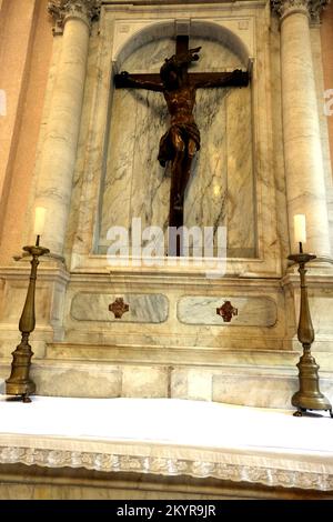 Altare con Cristo sulla croce nella Cattedrale di San Tryfon a Cattaro Montenegro Foto Stock