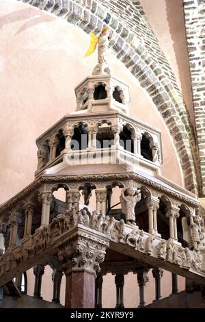 Parte del baldacchino sopra l'altare nella Cattedrale di San Tryfon a Cattaro Montenegro Foto Stock