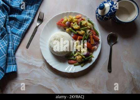 Pranzo indiano thali al vapore riso e verdure in un piatto. Foto Stock
