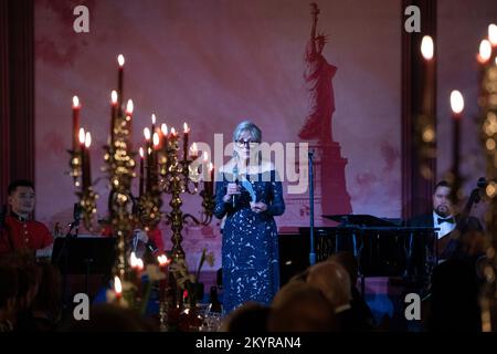 Washington, Stati Uniti d'America. 01st Dec, 2022. La prima signora Dr. Jill Biden presenta il musicista Jon Batiste durante una cena di Stato in onore del presidente francese Emmanuel Macron, ospitato dal presidente degli Stati Uniti Joe Biden e dalla First Lady alla Casa Bianca di Washington, DC Giovedì 1 dicembre 2022 Credit: Chris Kleponis/Pool/Sipa USA Credit: Sipa USA/Alamy Live News Foto Stock