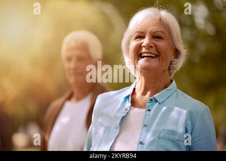 Maturo senior, coppia e donna ritratto in natura per divertimento, legame e amore avventura. Anziano, marito e moglie in pensione Foto Stock