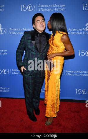 New York, Stati Uniti. 01st Dec, 2022. (L-R) Bowen Yang ed Ego Nwodim partecipano al 2022 Museum Gala dell'American Museum of Natural History a New York, NY, 1 dicembre 2022. (Foto di Anthony Behar/Sipa USA) Credit: Sipa USA/Alamy Live News Foto Stock