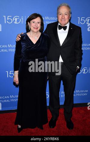 New York, Stati Uniti. 01st Dec, 2022. (L-R) Presidente dell'American Museum of Natural History Ellen V. Futter e Lorne Michaels partecipano al 2022 Museum Gala dell'American Museum of Natural History a New York, NY, 1 dicembre 2022. (Foto di Anthony Behar/Sipa USA) Credit: Sipa USA/Alamy Live News Foto Stock