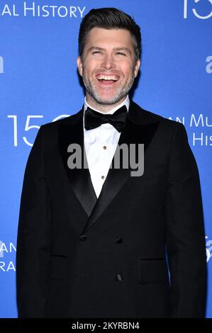 New York, Stati Uniti. 01st Dec, 2022. Il comico Colin Jost partecipa al 2022 Museum Gala dell'American Museum of Natural History a New York, New York, 1 dicembre 2022. (Foto di Anthony Behar/Sipa USA) Credit: Sipa USA/Alamy Live News Foto Stock