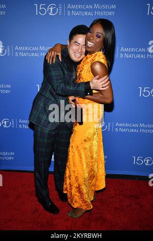 New York, Stati Uniti. 01st Dec, 2022. (L-R) Bowen Yang ed Ego Nwodim partecipano al 2022 Museum Gala dell'American Museum of Natural History a New York, NY, 1 dicembre 2022. (Foto di Anthony Behar/Sipa USA) Credit: Sipa USA/Alamy Live News Foto Stock