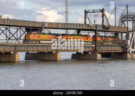 Un treno merci BNSF in direzione ovest che attraversa il fiume Mississippi sul ponte Swing Span di Santa Fe a Fort Madison, Iowa Foto Stock