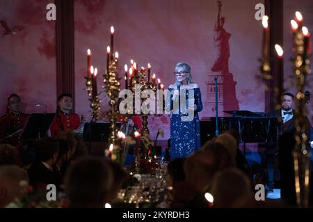 Washington, Stato di Vereinigte. 01st Dec, 2022. La prima signora Dr. Jill Biden presenta il musicista Jon Batiste durante una cena di Stato in onore del presidente francese Emmanuel Macron, ospitato dal presidente degli Stati Uniti Joe Biden e dalla First Lady alla Casa Bianca di Washington, DC Giovedi, 1 dicembre 2022 Credit: Chris Kleponis/Pool tramite CNP/dpa/Alamy Live News Foto Stock