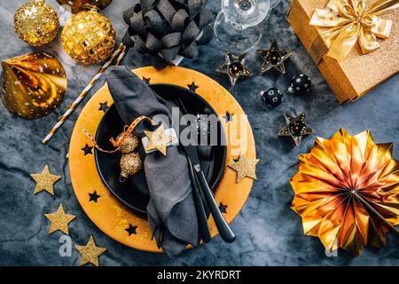 Luogo nero e oro glamorous con piatti moderni per la vigilia di Capodanno e Natale Foto Stock