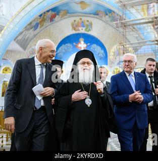 Tirana, Albania. 01st Dec, 2022. Il Presidente federale Frank-Walter Steinmeier (r), Peter Zingraf (l), Ambasciatore della Repubblica federale di Germania in Albania, e Anastasios Yannoulatos, Arcivescovo di Tirana, Durres e tutta l'Albania, si incontrano per un colloquio nella cattedrale ortodossa. Il Presidente Steinmeier visita i paesi della Macedonia settentrionale e dell'Albania durante la sua gita di quattro giorni nei Balcani. Credit: Bernd von Jutrczenka/dpa/Alamy Live News Foto Stock