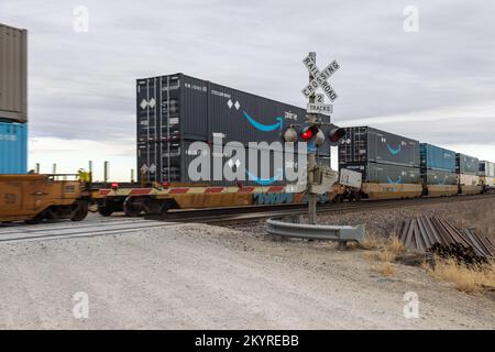 Un treno merci BNSF che trasporta contenitori a doppio stack viaggia in direzione ovest attraverso Lee County, Iowa Foto Stock