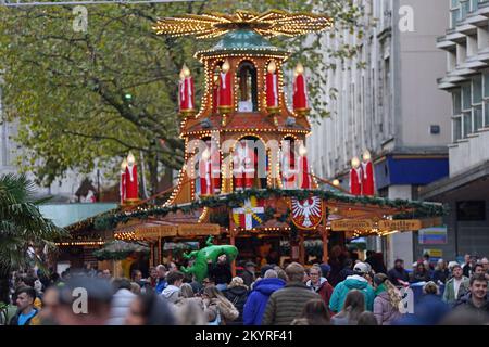 Foto del file datata 26/11/22 degli acquirenti su New Street a Birmingham facendo qualche shopping natalizio. Quasi la metà dei consumatori afferma di aver intenzione di ridurre la spesa festiva quest'anno, secondo le stime di 2,2 milioni di famiglie in default per un pagamento vitale. Circa il 46 per cento dei consumatori sta tagliando indietro questo Natale dovuto il costo crescente di vita, quale? trovato, con 41% che progetta comprare meno regali, 30% che dice che compreranno più poco o meno alimento e bevanda e 23% che progetta rimanere nel paese più per risparmiare i soldi. Data di emissione: Venerdì 2 dicembre 2022. Foto Stock