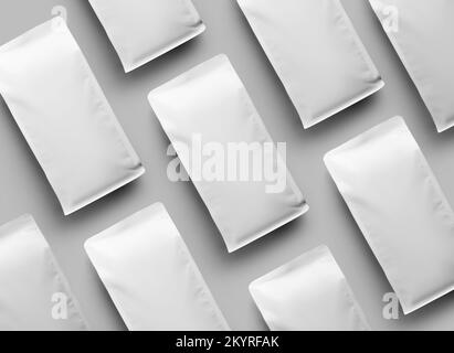 Confezione con fazzoletto di rinforzo bianco per chicchi di caffè, presentazione di bustine di caffè disposte diagonalmente. Impostato, isolato sullo sfondo. Modello DOYPACK f Foto Stock