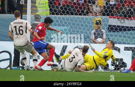 Coppa del mondo FIFA Qatar 2022 partita di gruppo e tra Costa Rica e Germania allo Stadio al Bayt il 01 dicembre 2022 ad al Khor, Qatar. Costa Rica Deutschland Eltsin Tejeda of Costa Rica schiesst das Tor Treffer zum 1:1 Manuel Neuer of Germany David Raum of Germany Fussball WM 2022 in Qatar FIFA Football World Cup 2022 © diebilderwelt / Alamy Stock Foto Stock