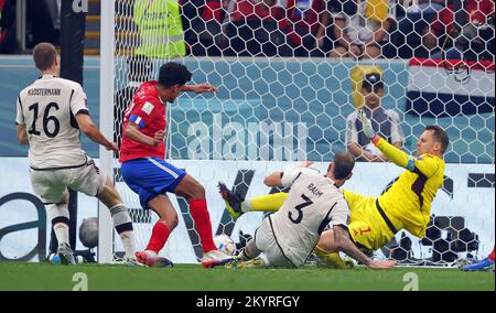 Coppa del mondo FIFA Qatar 2022 partita di gruppo e tra Costa Rica e Germania allo Stadio al Bayt il 01 dicembre 2022 ad al Khor, Qatar. Costa Rica Deutschland Eltsin Tejeda of Costa Rica schiesst das Tor Treffer zum 1:1 Manuel Neuer of Germany David Raum of Germany Fussball WM 2022 in Qatar FIFA Football World Cup 2022 © diebilderwelt / Alamy Stock Foto Stock