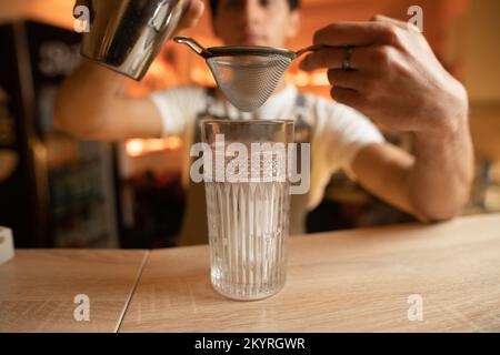 La mano di un barista professionista può contenere uno strumento per  mescolare e preparare cocktail shaker Foto stock - Alamy