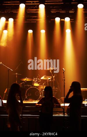 Silhouette di una band che suona sul palco. Questo concerto è stato creato per l'unico scopo di questo servizio fotografico, con 300 modelli e 3 band dal vivo. Tutti Foto Stock