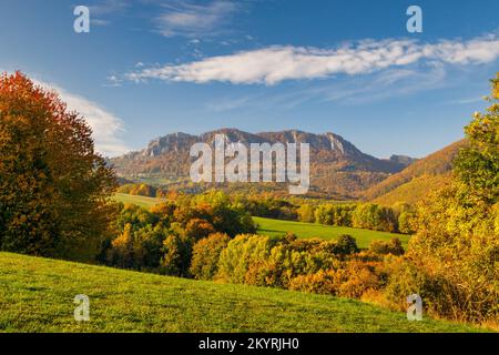 Vista del paesaggio autunnale con montagne rocciose sullo sfondo. La Riserva Naturale Nazionale di Vrsatec nei Monti Carpazi Bianchi, Slovacchia, Euro Foto Stock