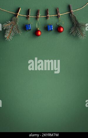 Banner verticale con molti giocattoli dell'albero di Natale su sfondo di oliva. Sfondo di Natale. Foto Stock