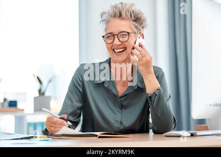 Donna d'affari, telefonata e conversazione per la connessione, sorriso e in ufficio. Senior, imprenditrice femminile e signora con smartphone, parlando e. Foto Stock