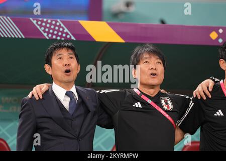 Dirigetevi all'allenatore Hajime Moriyasu e all'allenatore assistente Akinobu Yokouchi del Giappone prima della Coppa del mondo FIFA Qatar 2022, partita del Gruppo e tra Giappone 2-1 Spagna allo Stadio Internazionale Khalifa di al Rayyan, Qatar, 1 dicembre 2022. Credit: FAR EAST PRESS/AFLO/Alamy Live News Foto Stock