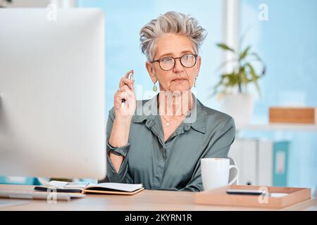 Donna d'affari, pensiero e idea di brainstorming per iniziare il progetto di marketing in ufficio alla scrivania. Pianificazione con un dipendente senior di sesso femminile che lavora con Foto Stock