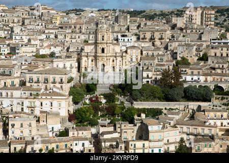 X[Vista Città e Duomo di San Giorgio, Cattedrale di San Giorgio, Modica, Sicilia, Italia, Europa Foto Stock