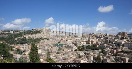 X[Vista Città e Duomo di San Giorgio, Cattedrale di San Giorgio, Modica, Sicilia, Italia, Europa Foto Stock