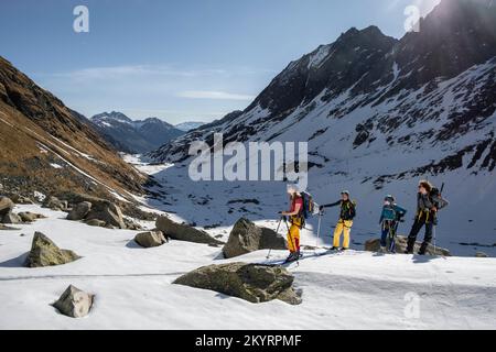 Sciatori in salita, montagne in inverno con neve, Alpi Stubai, Tirolo, Austria, Europa Foto Stock