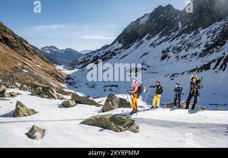 Sciatori in salita, montagne in inverno con neve, Alpi Stubai, Tirolo, Austria, Europa Foto Stock